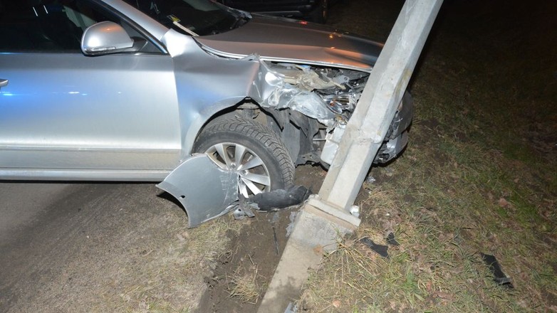 Pijana 67-latka wjechała w latarnię i chciała wmówić, że to nie ona kierowała