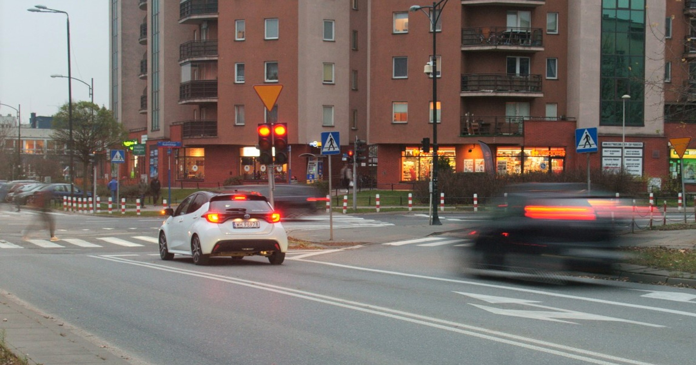 Czerwone światło na skrzyżowaniu w Warszawie