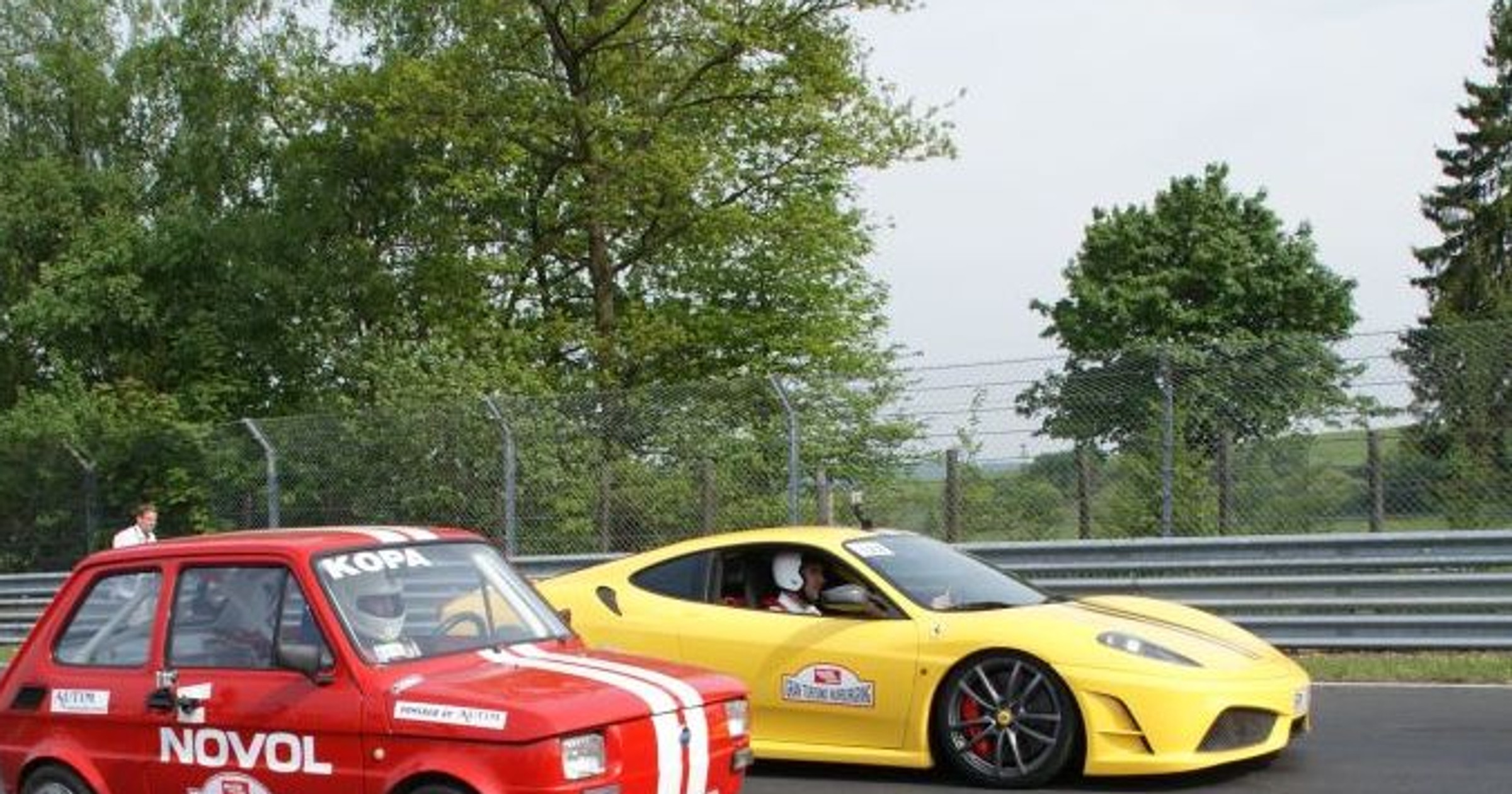 Maluch kontra Ferrari: wygrał tor Nürburgring