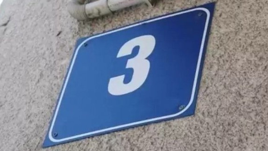 Obraz pochodzący z serwisu https://jawor.policja.gov.pl/dja/aktualnosci/bieza/122054,Oznacz-swoja-posesje-i-pomoz-policjantom-szybko-dotrzec-na-miejsce-interwencji.html