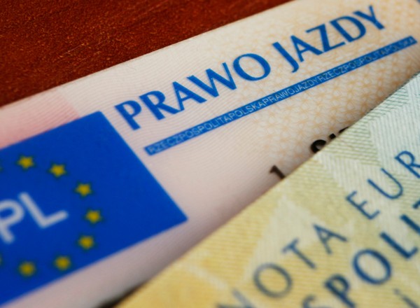 76-latek posługiwał się sfałszowanym prawem jazdy. Wpadł dopiero po 32 latach
