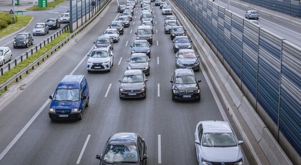 Obwodnica Warszawy z wielką wyrwą. Mijają lata i nic się nie zmienia