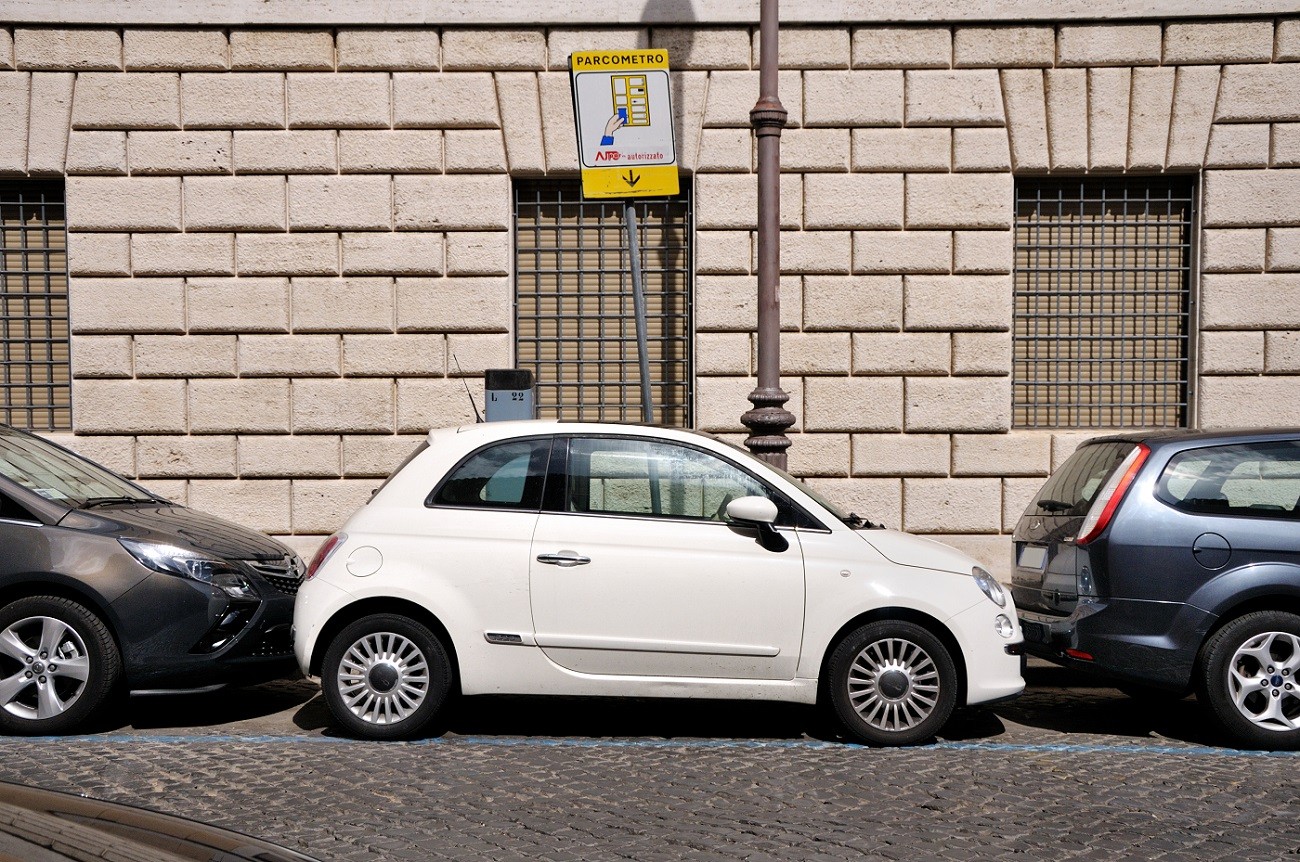 Najlepsze sposoby na parkowanie równoległe znają Włosi