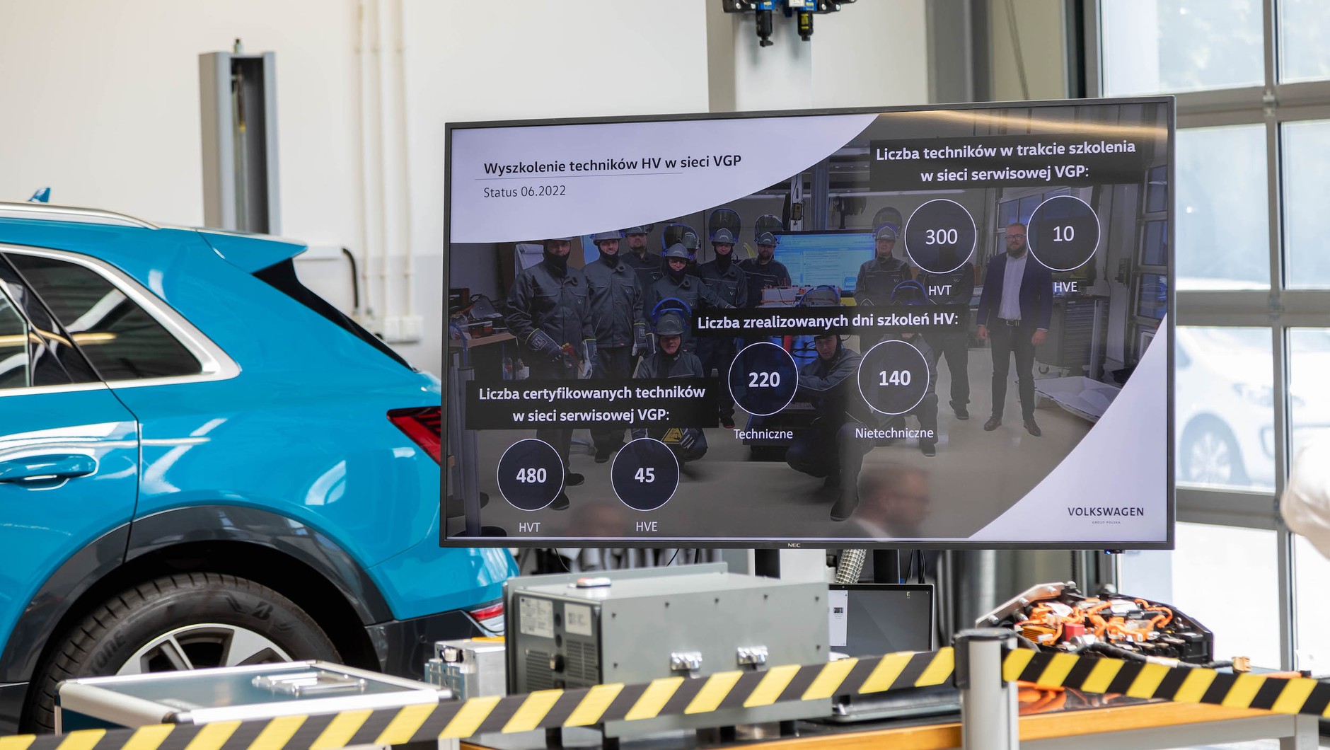 Demontaż akumulatora z Volkswagena ID.3 w Technicznym Centrum Szkoleniowo-Serwisowym w Poznaniu