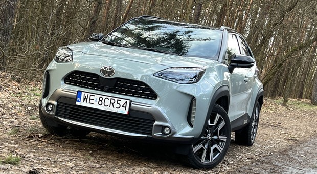 Największy hit Toyoty ma nowe promocyjne ceny, i to na rocznik 2025. Wybrałem najlepszą wersję SUV-a Yaris Cross