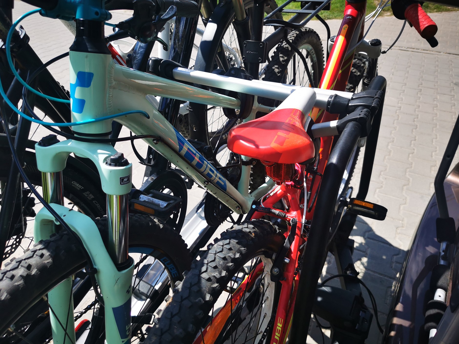 Jest ciasno jak... Mocowanie rowerów na ciasnym bagażniku wymaga staranności – w żadnym wypadku nie mogą się ze sobą stykać. Tymczasem niektóre bagażniki zapewniają znacznie większy odstęp pomiędzy rowerami niż inne – a więc są o wiele wygodniejsze