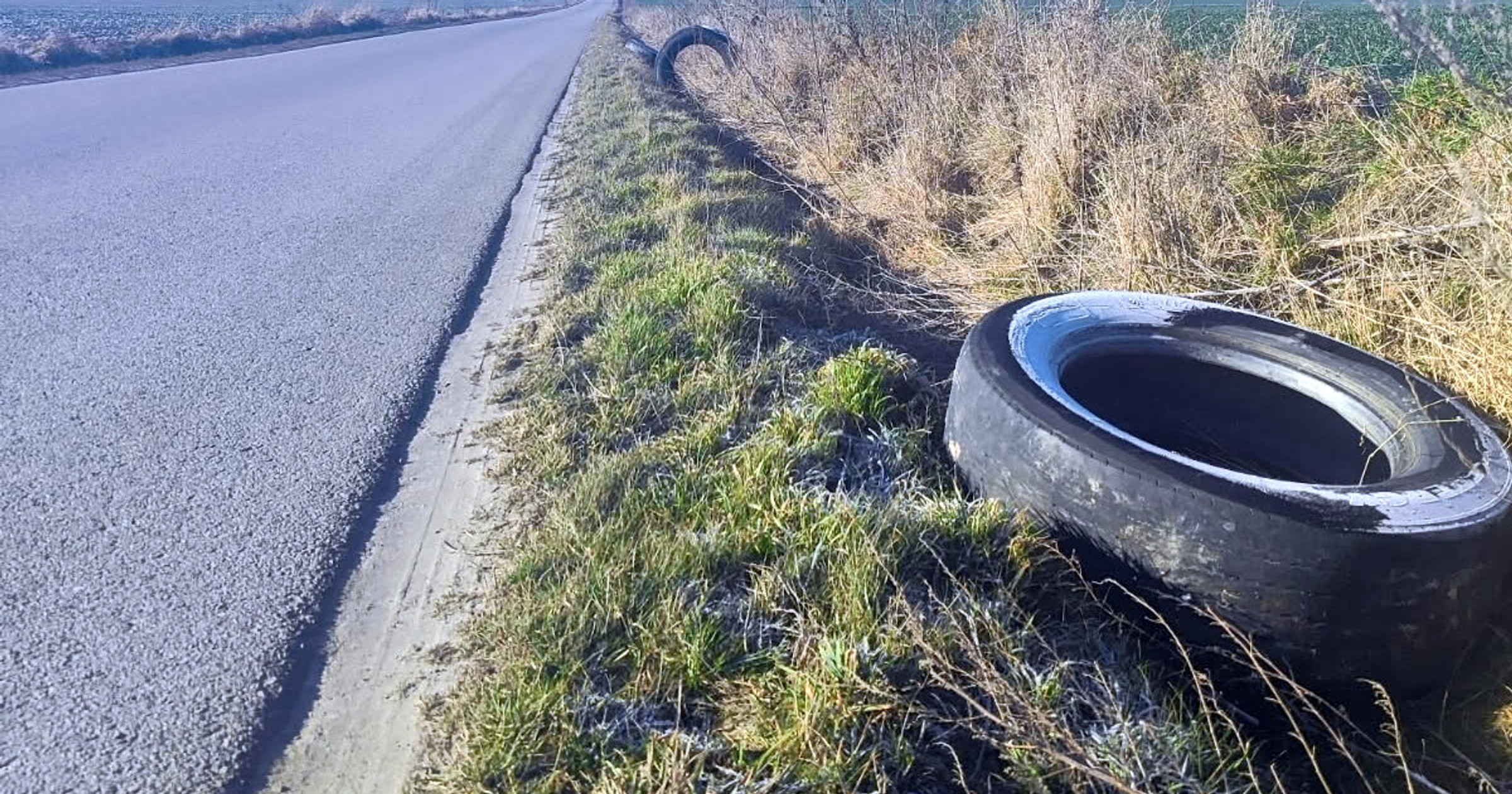 Ktoś masowo wyrzuca stare opony przy drogach
