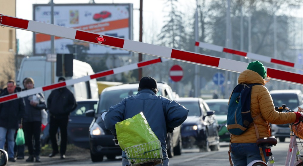 Młody mężczyzna został złapany na gorącym uczynku, podczas przechodzenia przez tory przy opuszczonych zaporach (zdjęcie ilustracyjne)