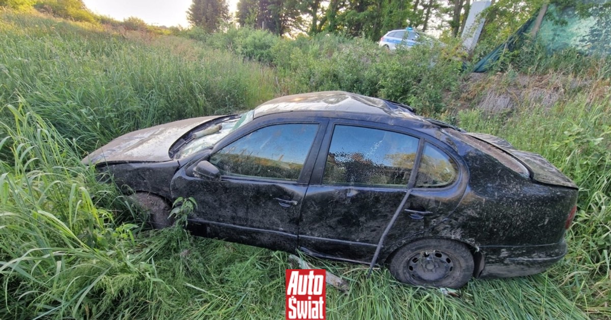 Sięgał po telefon. Spadł samochodem z trzymetrowej skarpy do stawu. A potem uciekł