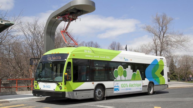Autobus elektryczny na ulicach Montrealu