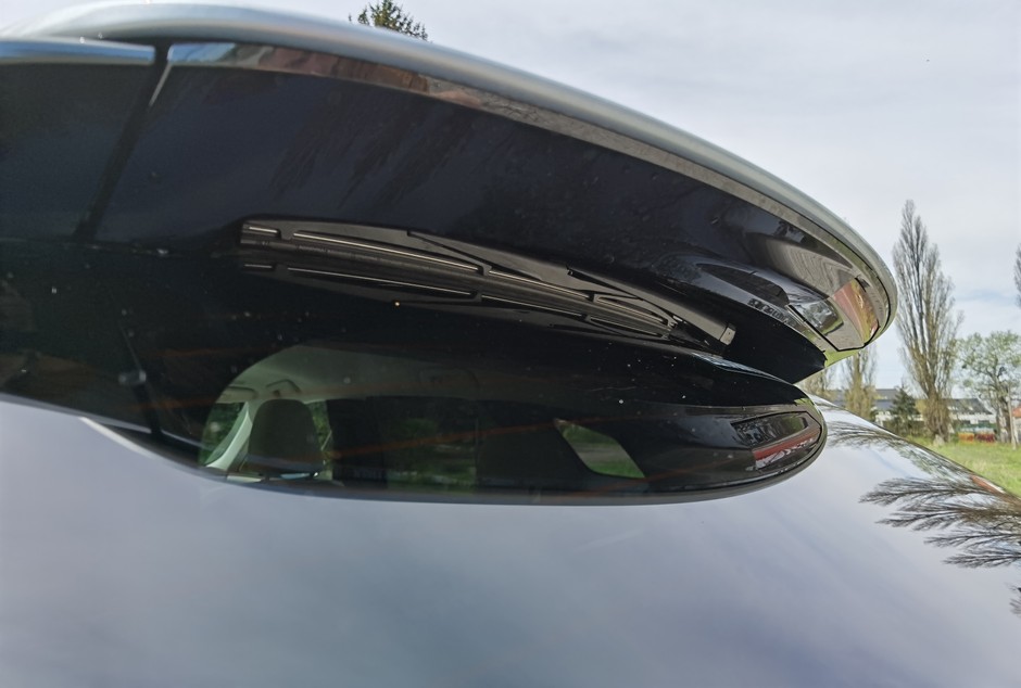 Dbałość o szczegóły widać nawet w takich drobiazgach jak wycieraczki. Tylną "schowano" pod spojlerem, być może po to, aby poprawić aerodynamikę, ale możliwe, że celem było także niezakłócanie czystej linii nadwozia