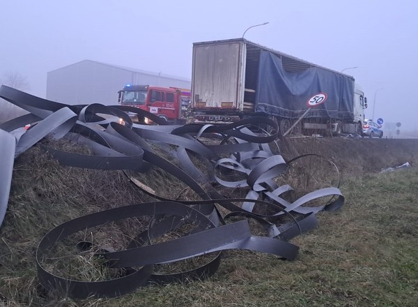 Z naczepy tira wypadły potężne rolki. Blacha rozwinęła się na drogę