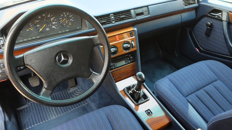 Jak i czym odświeżyć środek auta?