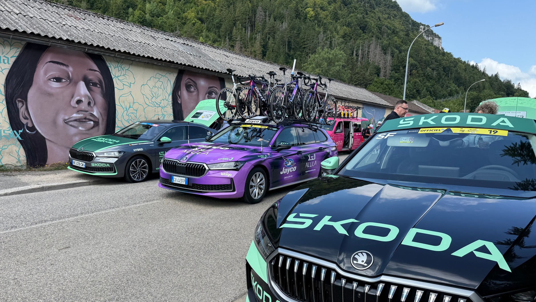 Wraz z kolarzami – przed nimi i za nimi – przemieszczają się setki samochodów, m.in. wozów serwisowych wożących zapasowe rowery