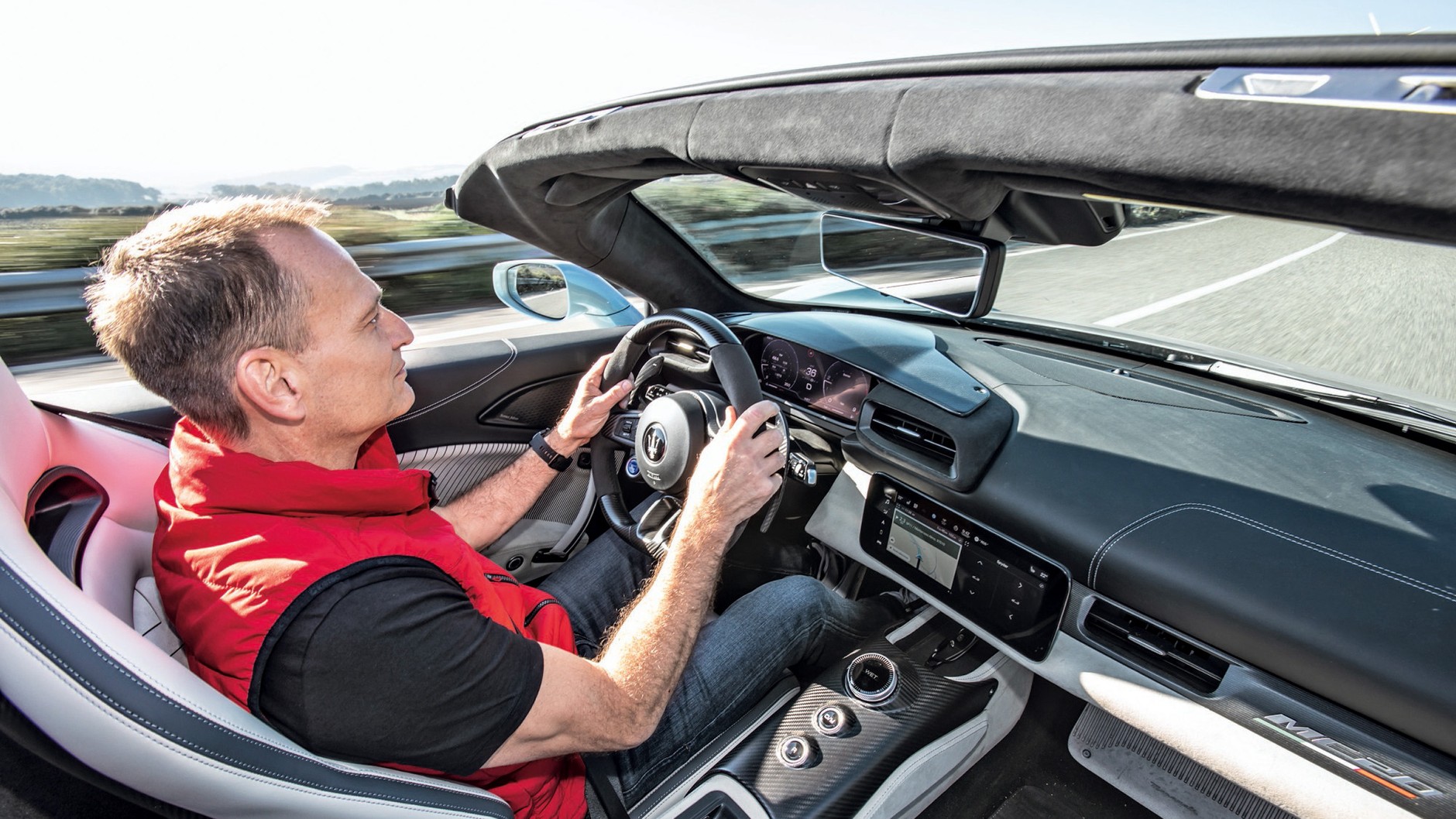 Ekran dotykowy nad konsolą środkową umieszczony jest w Maserati MC20 Cielo trochę za nisko