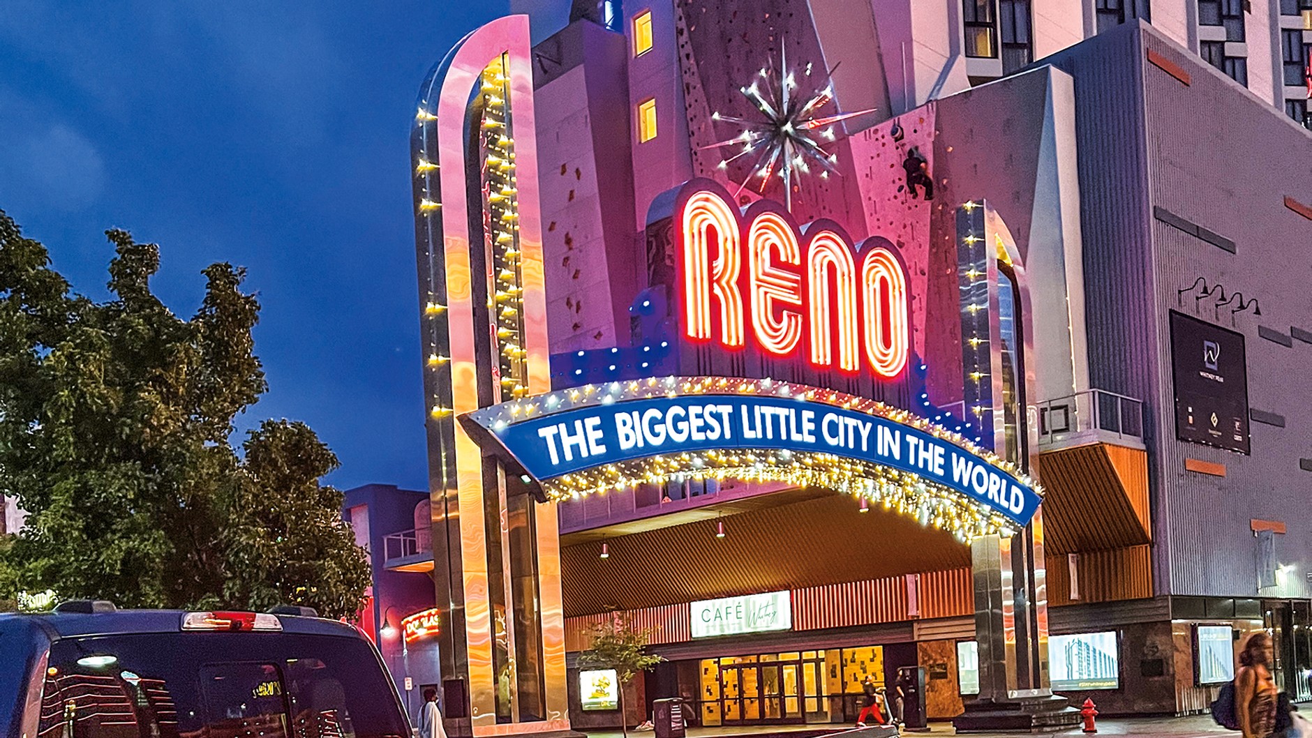 Jaskrawe neony raju hazardzistów Reno, Nevada: tylne światła Forda F-150 Lightninga dobrze wpisują się w atmosferę