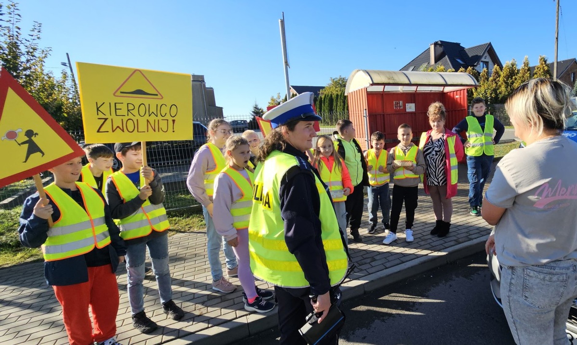Policjanci z "drogówki przeprowadzili nietypową akcję. Rozdawali owoce