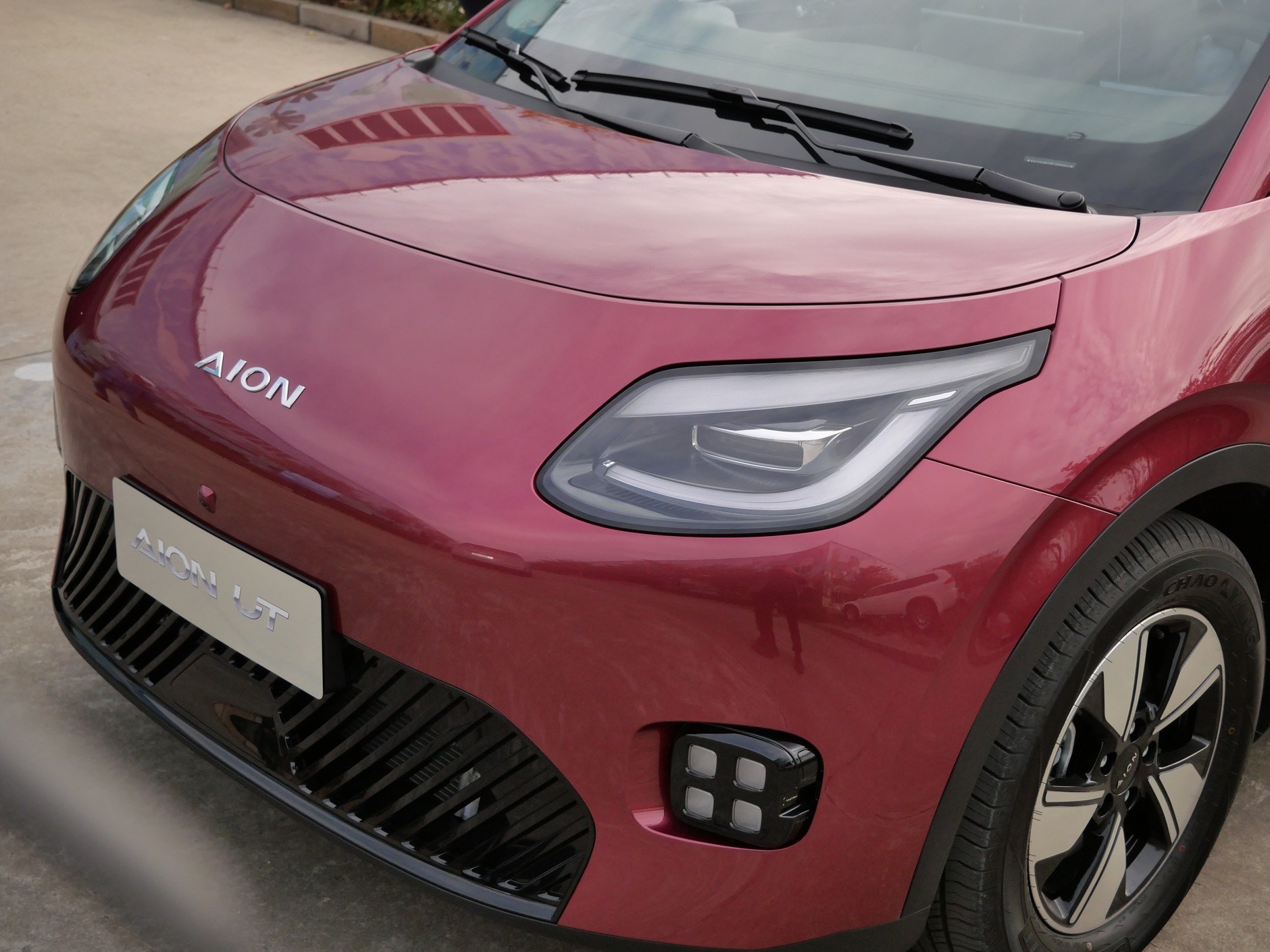 GAC Aion UT – przód