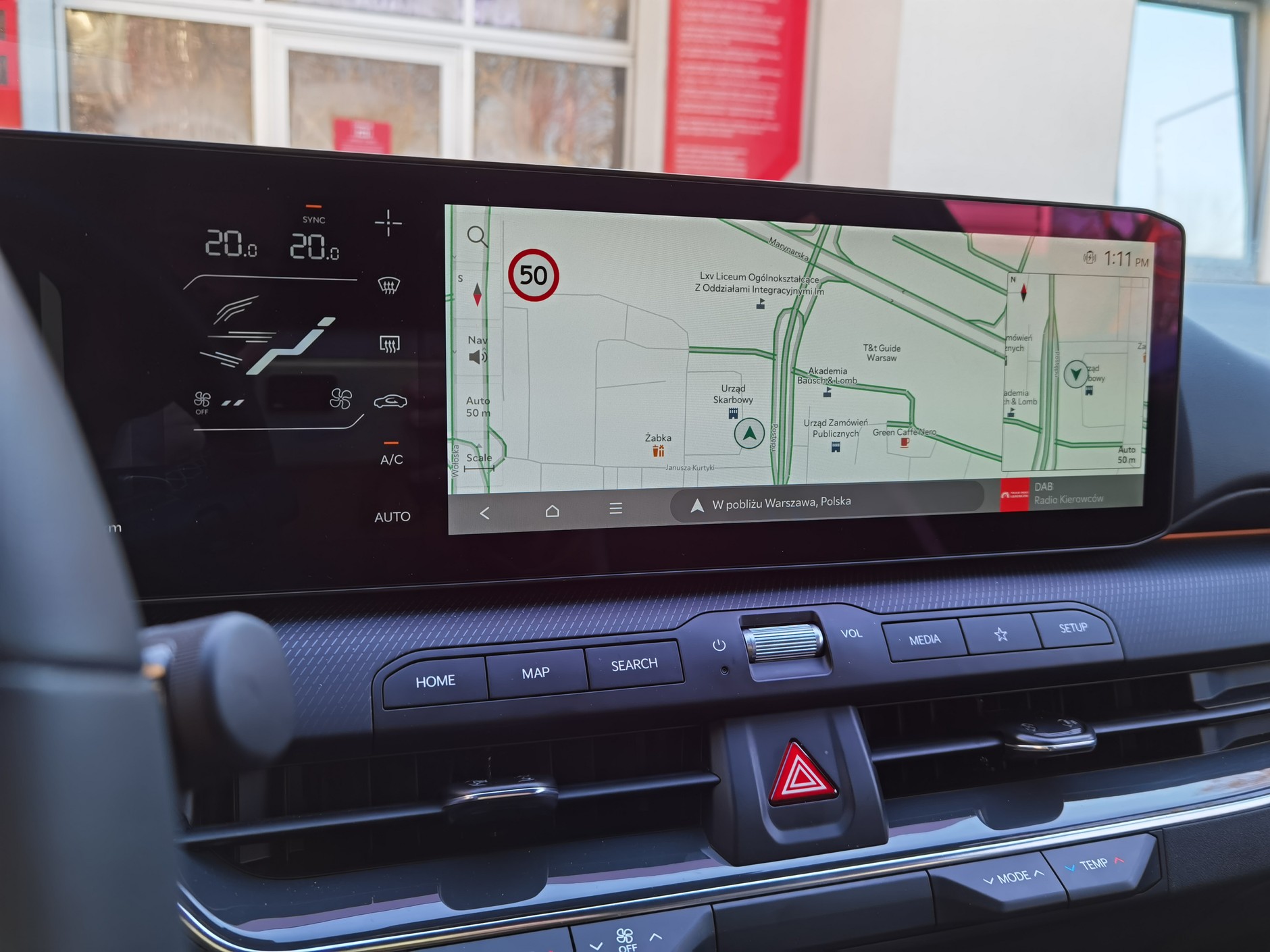 Na ekranie Map Google warto poszukać wzrokiem małego znaku z widocznym na nim ograniczeniem prędkości w danym miejscu. Bywa, że znajduje się on z lewej strony ekranu (tak jak na zdjęciu), ale najczęściej podczas jazdy znajduje się w prawej, dolnej jego części