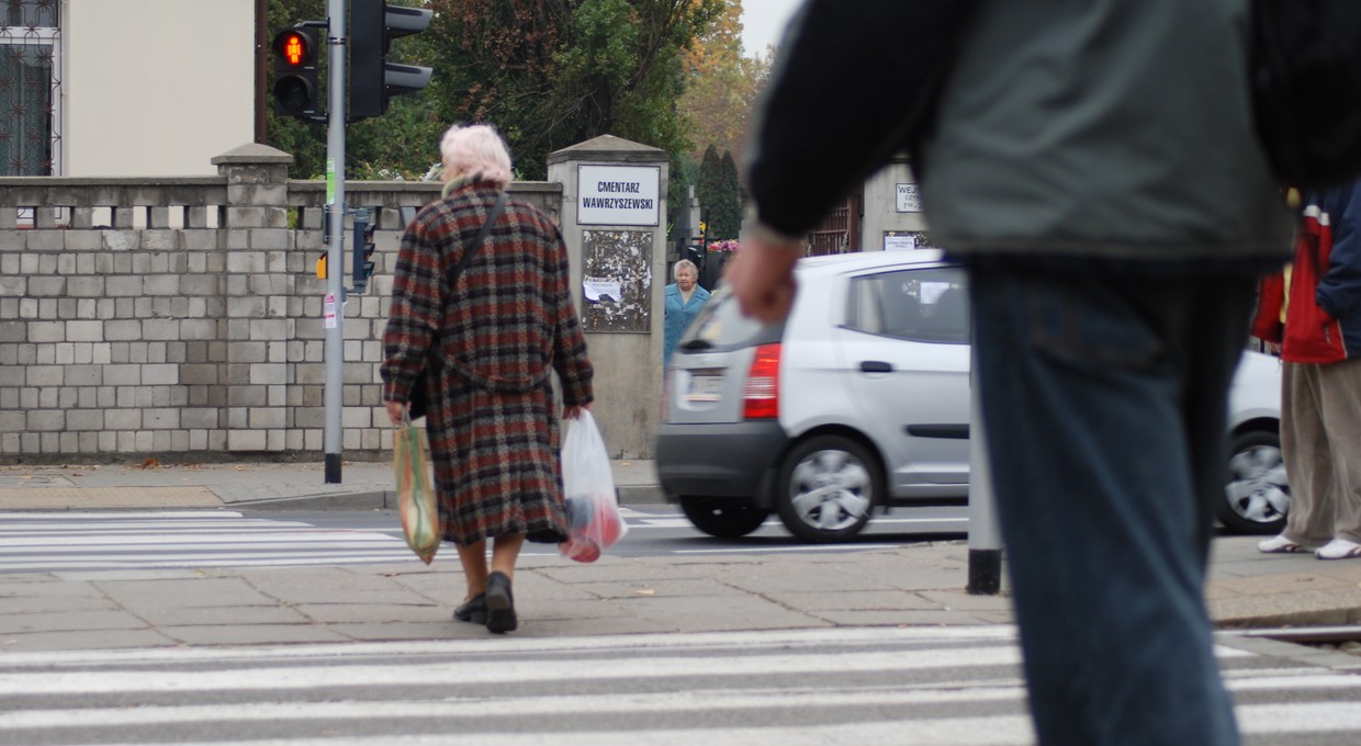 Prezydent podpisał ustawę o pierwszeństwie pieszych przy wchodzeniu na pasy i zakazie jazdy na zderzaku