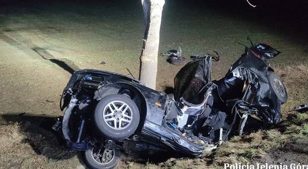 Tragiczny wypadek w Kowarach. BMW wjechało w drzewo. Dwóch 18-latków nie żyje