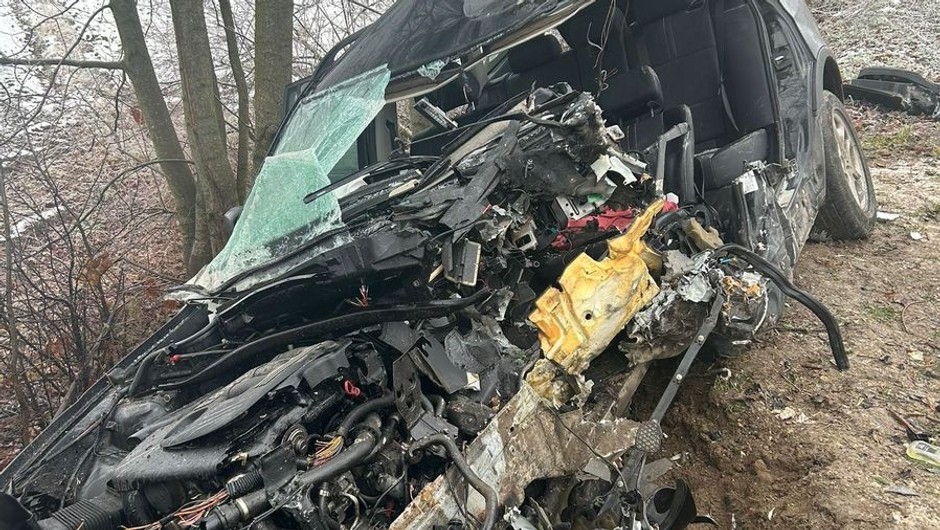 Przerażający wypadek w Rożkach Kolonii. Kierowca BMW uderzył w drzewo