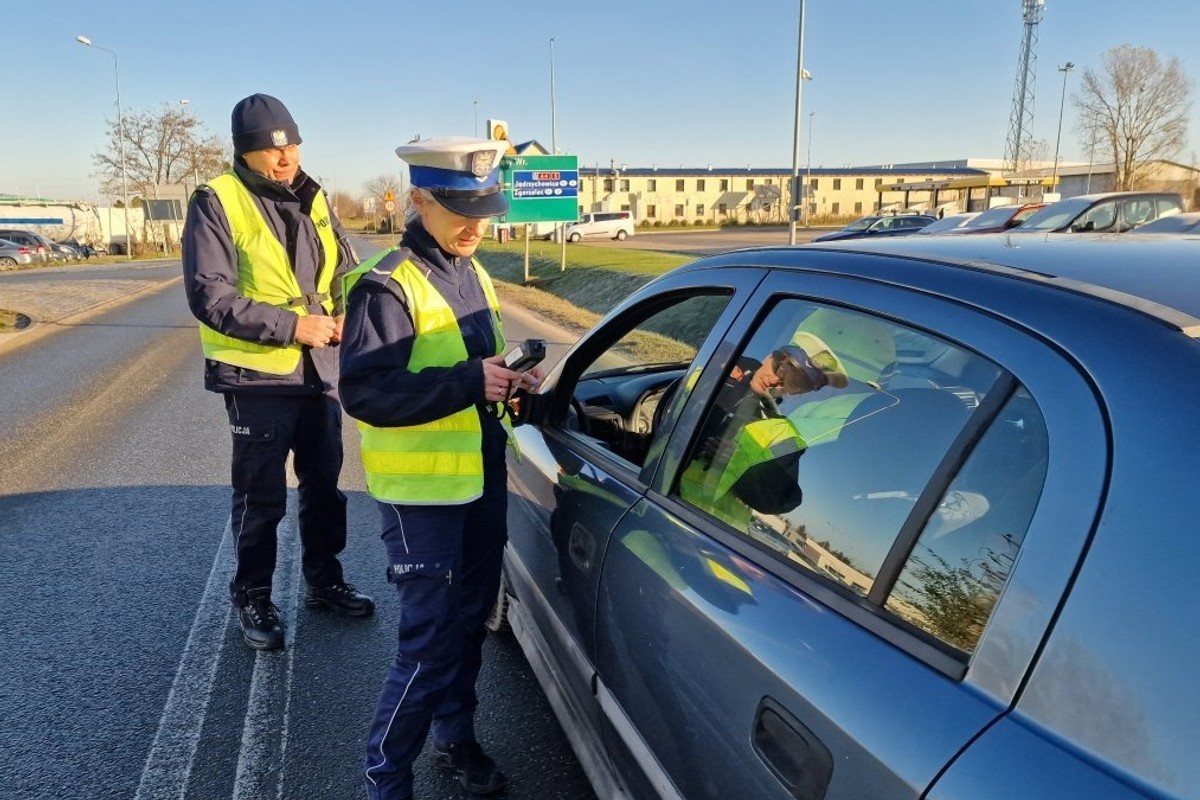 Ostrzegł innego kierowcę o kontroli i... mandat. Policja ma na to sprytną sztuczkę
