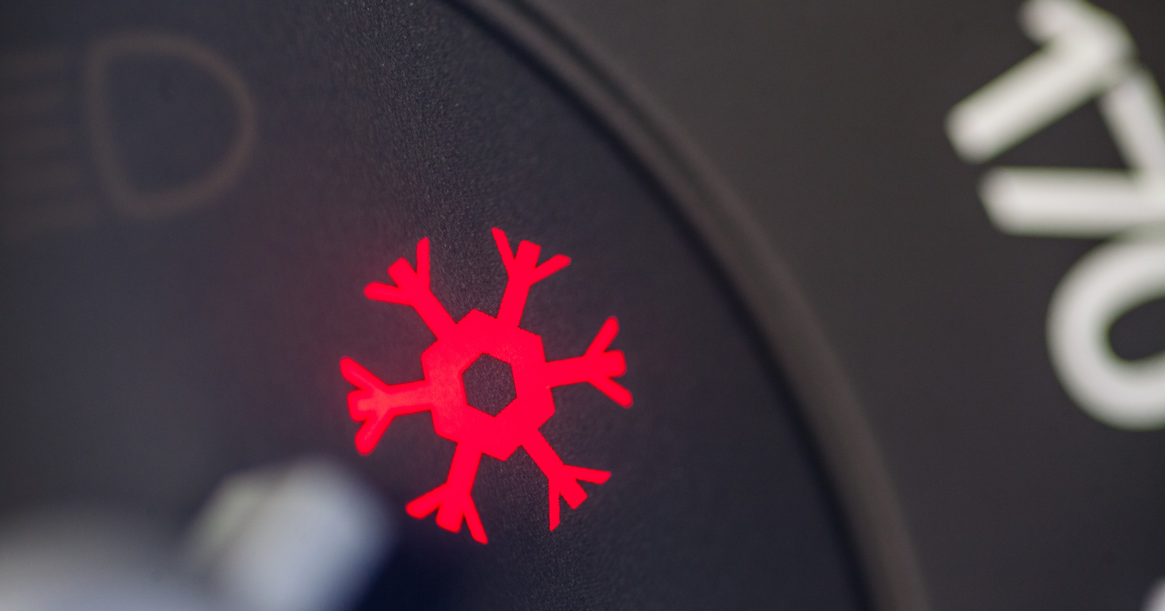 Kontrolka w kształcie płatka śniegu to sygnał dla kierowcy. Nie ma nic wspólnego ze stanem samochodu