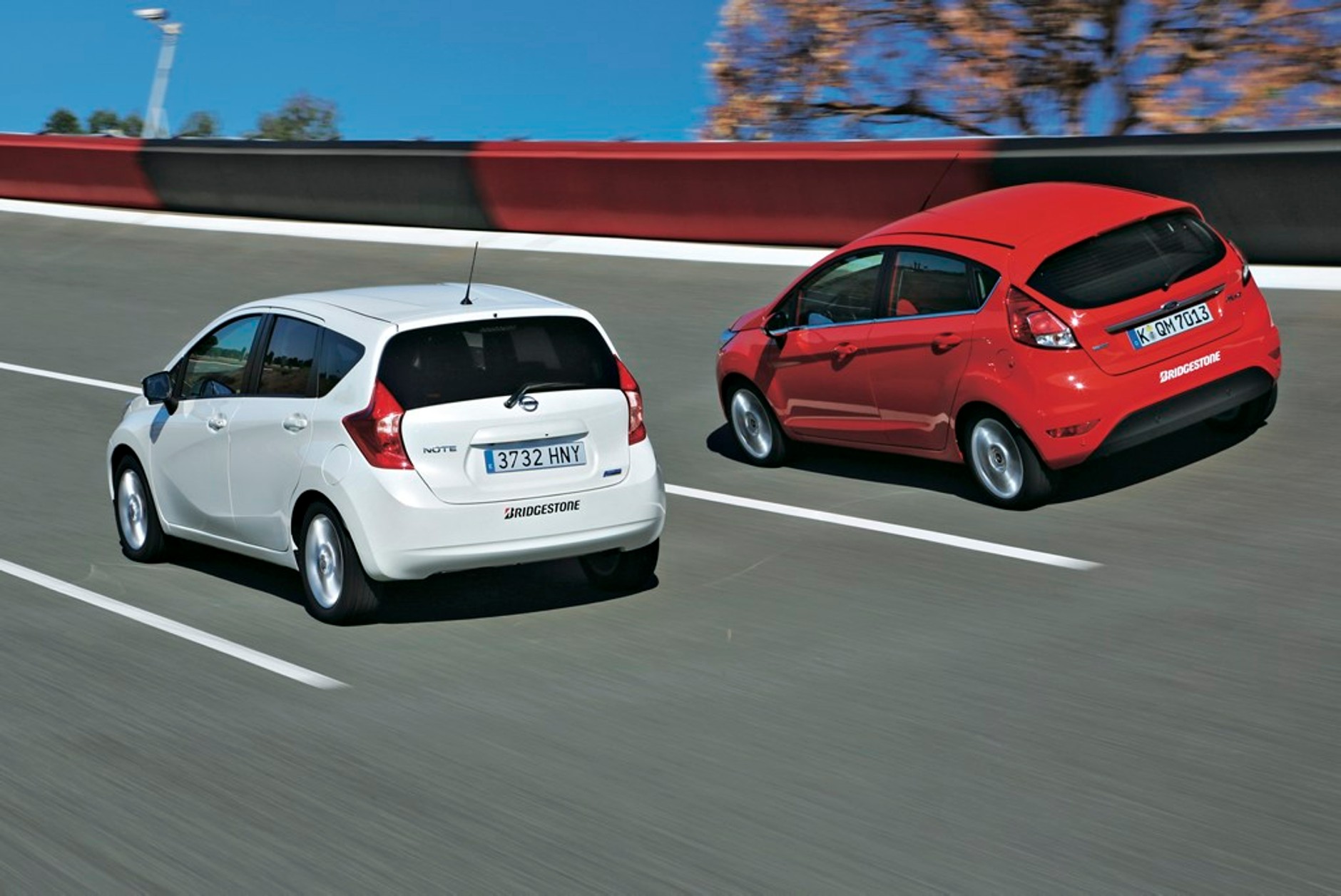 Nowy Nissan Note i Ford Fiesta na torze testowym