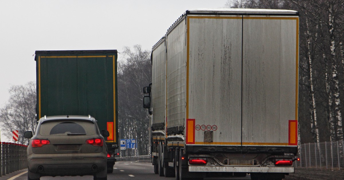 Ciężarówki nie mogą wyprzedzać m.in. na dwupasmowych drogach ekspresowych