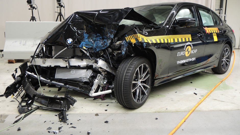 Testy zderzeniowe: BMW serii 1 i serii 3, Peugeota 208 oraz Jeepa Cherokee