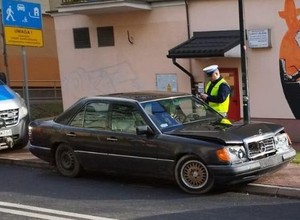 Wjechał Mercedesem w radiowóz policji. Dużo go to będzie kosztowało