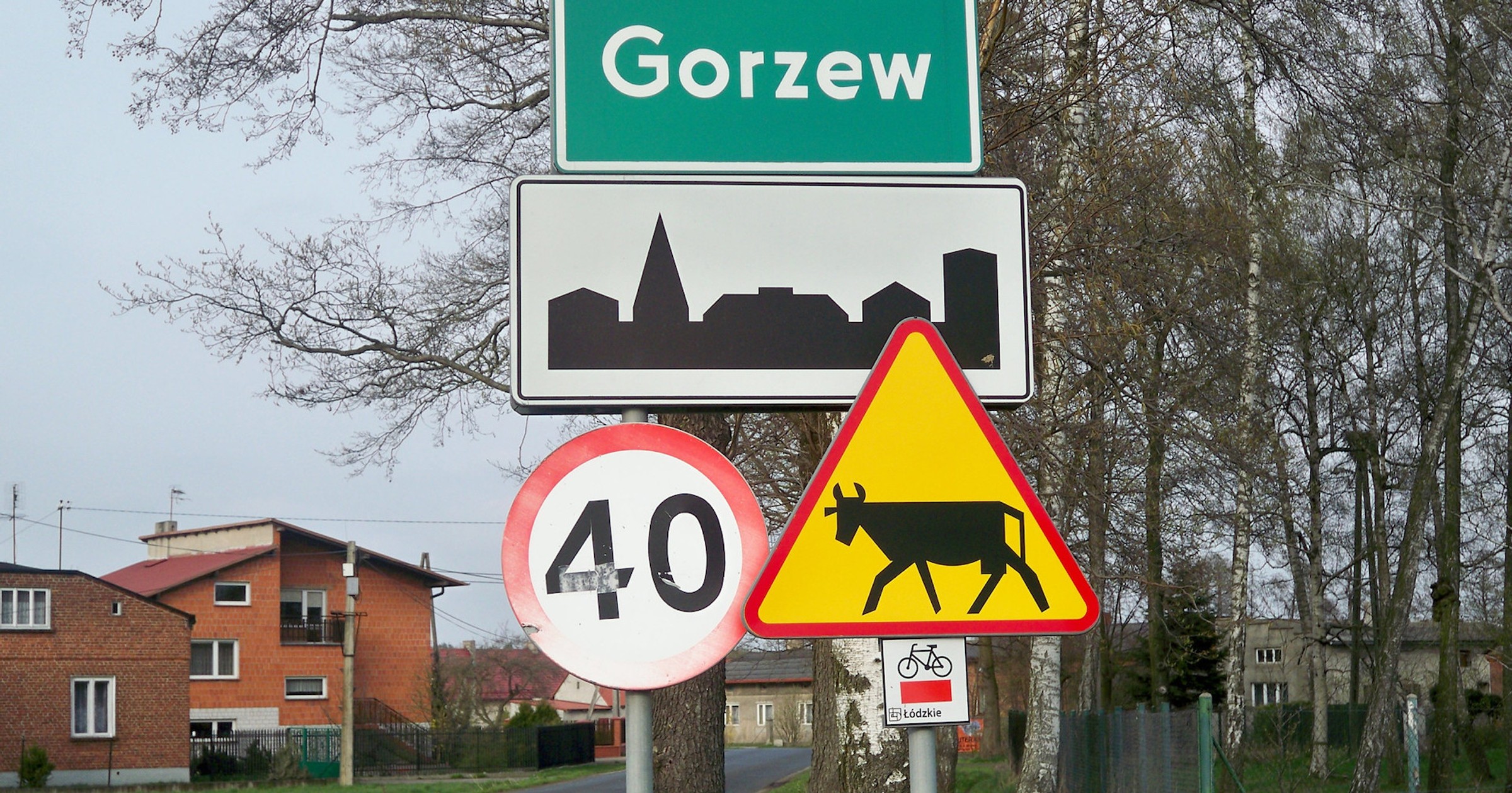 Już na oko widać, że znaki umieszczone są zbyt blisko siebie. I po co ich aż tyle?