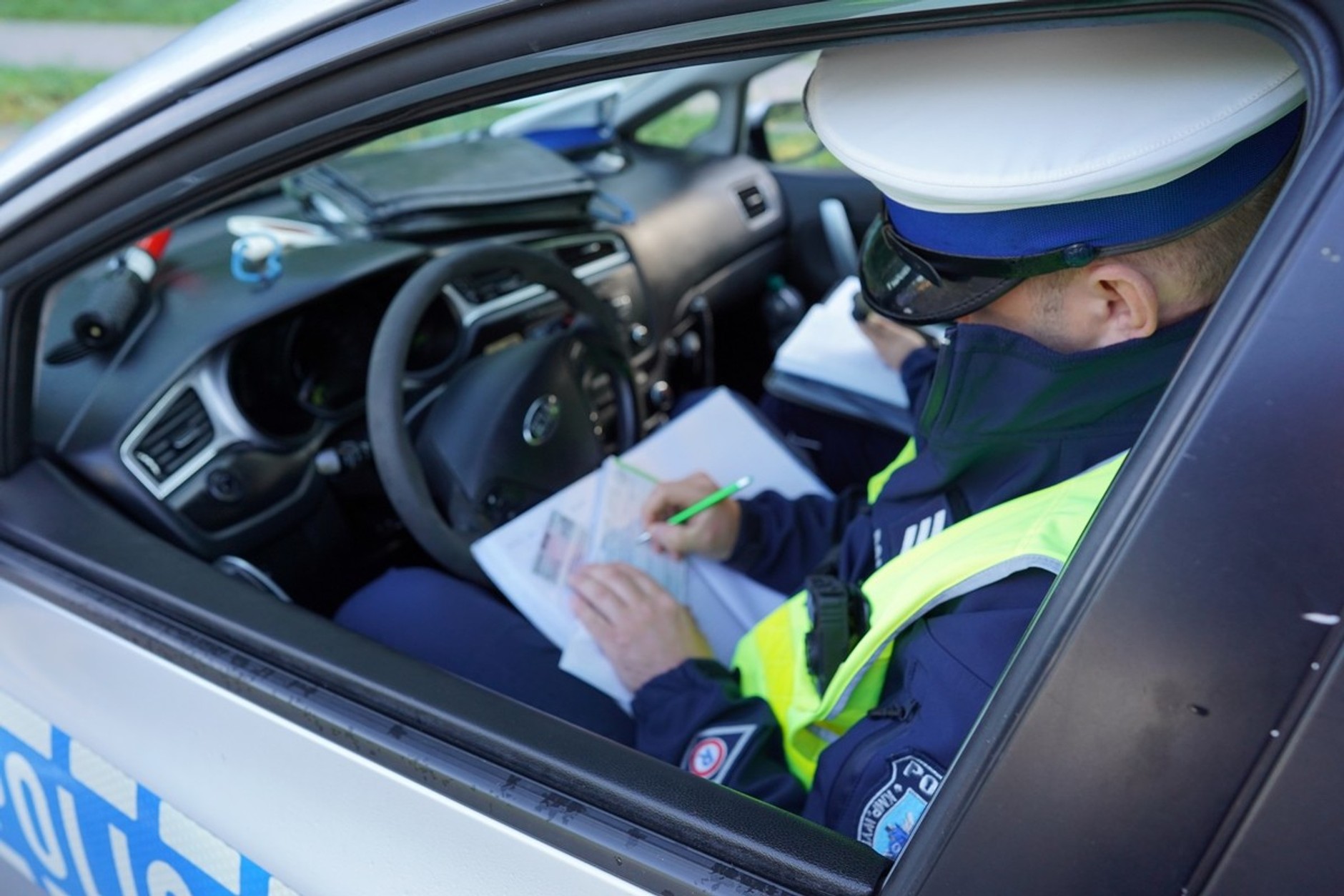 Policjant wystawiający mandat