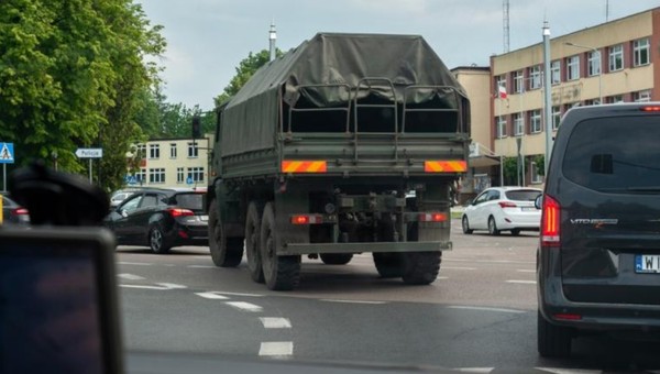 Wojskowi zasłonili "blachy" swych pojazdów. Teraz będą musieli się tłumaczyć