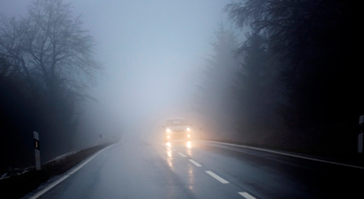 Jak jeździć w gęstej mgle? Te zasady musi znać każdy