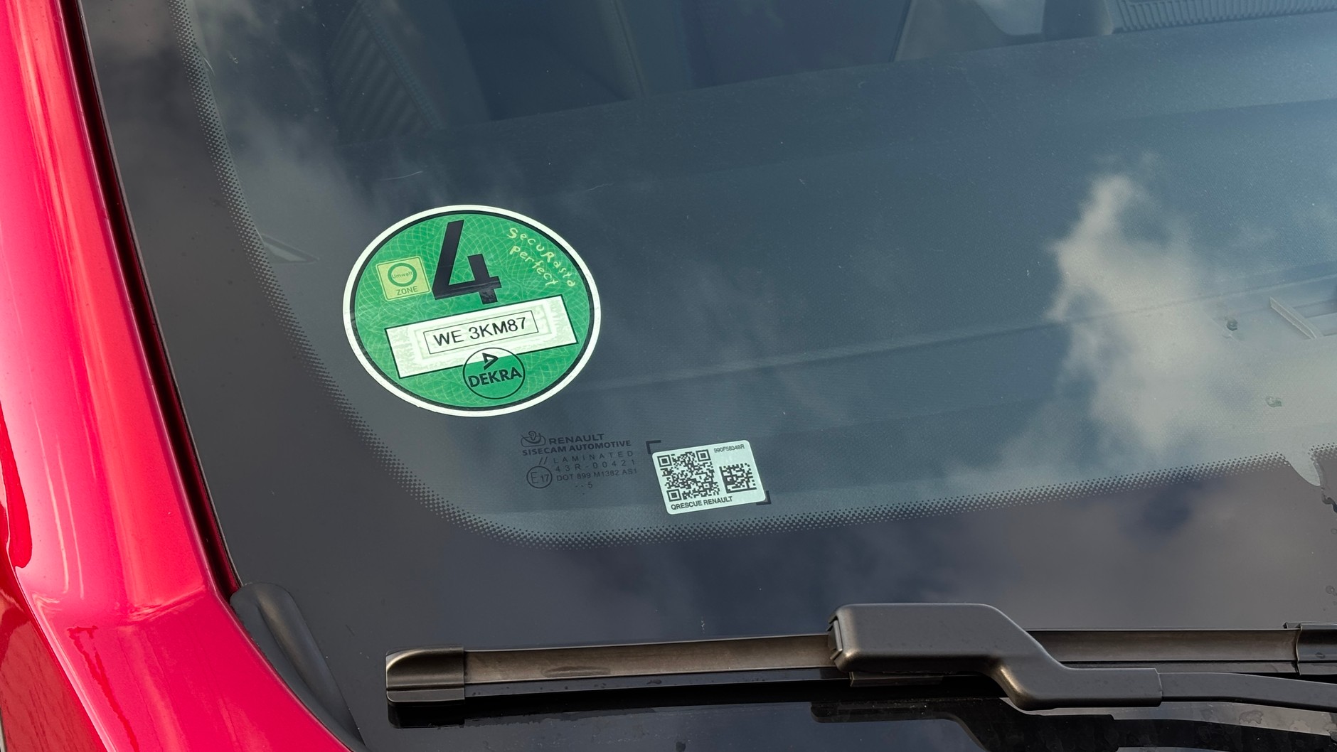 Kod QR na szybie samochodu