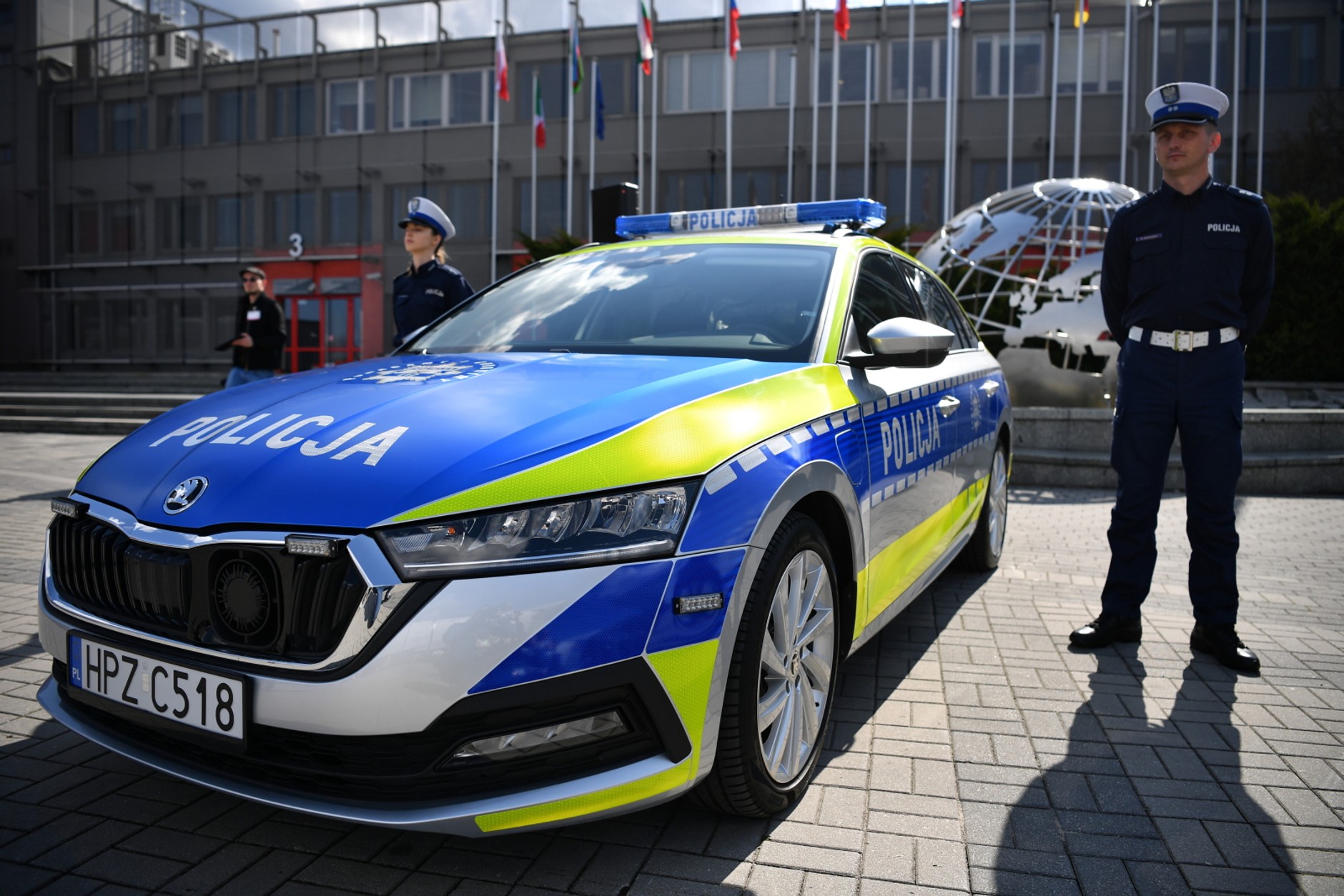 Nowe radiowozy i motocykle polskiej policji