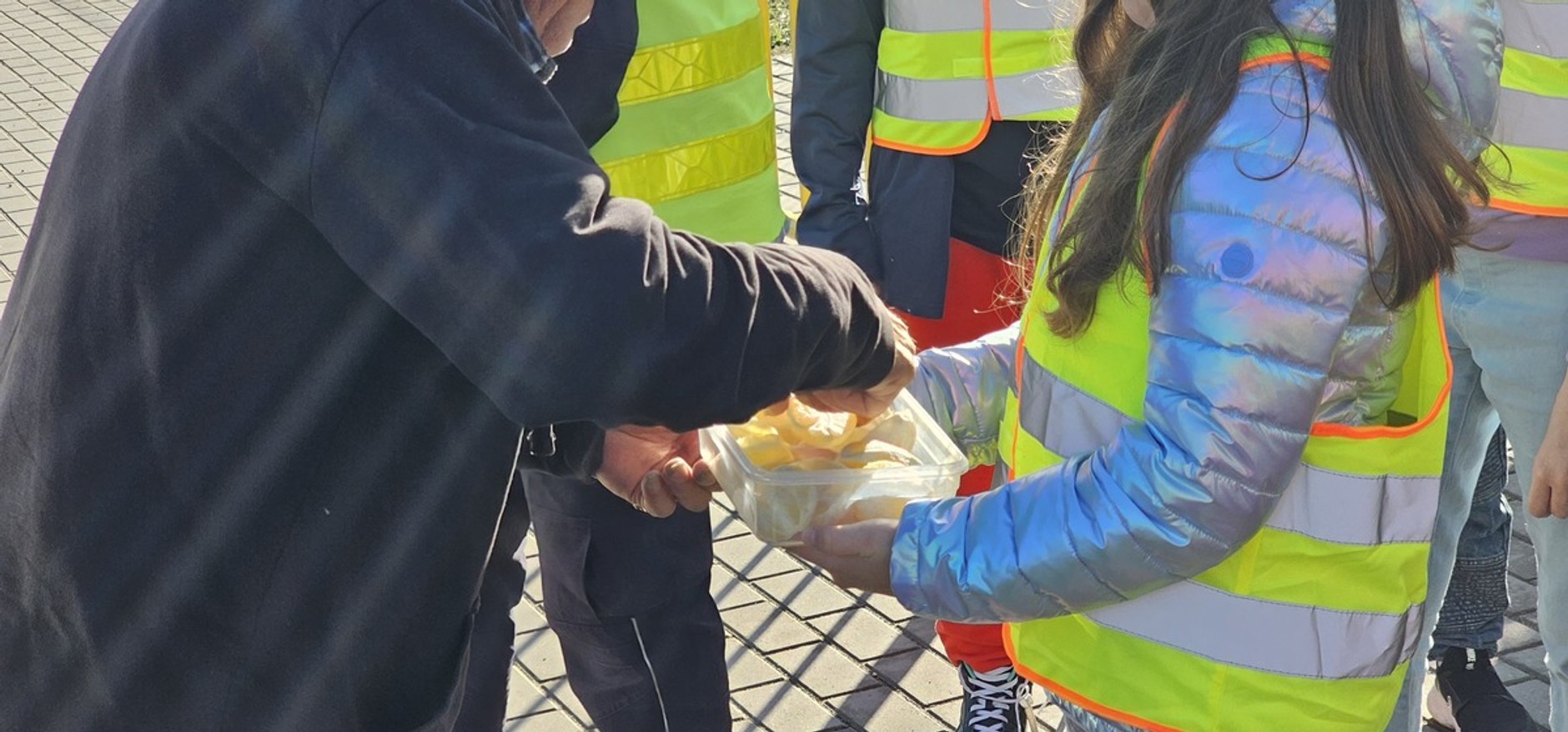 Policjanci z "drogówki przeprowadzili nietypową akcję. Rozdawali owoce