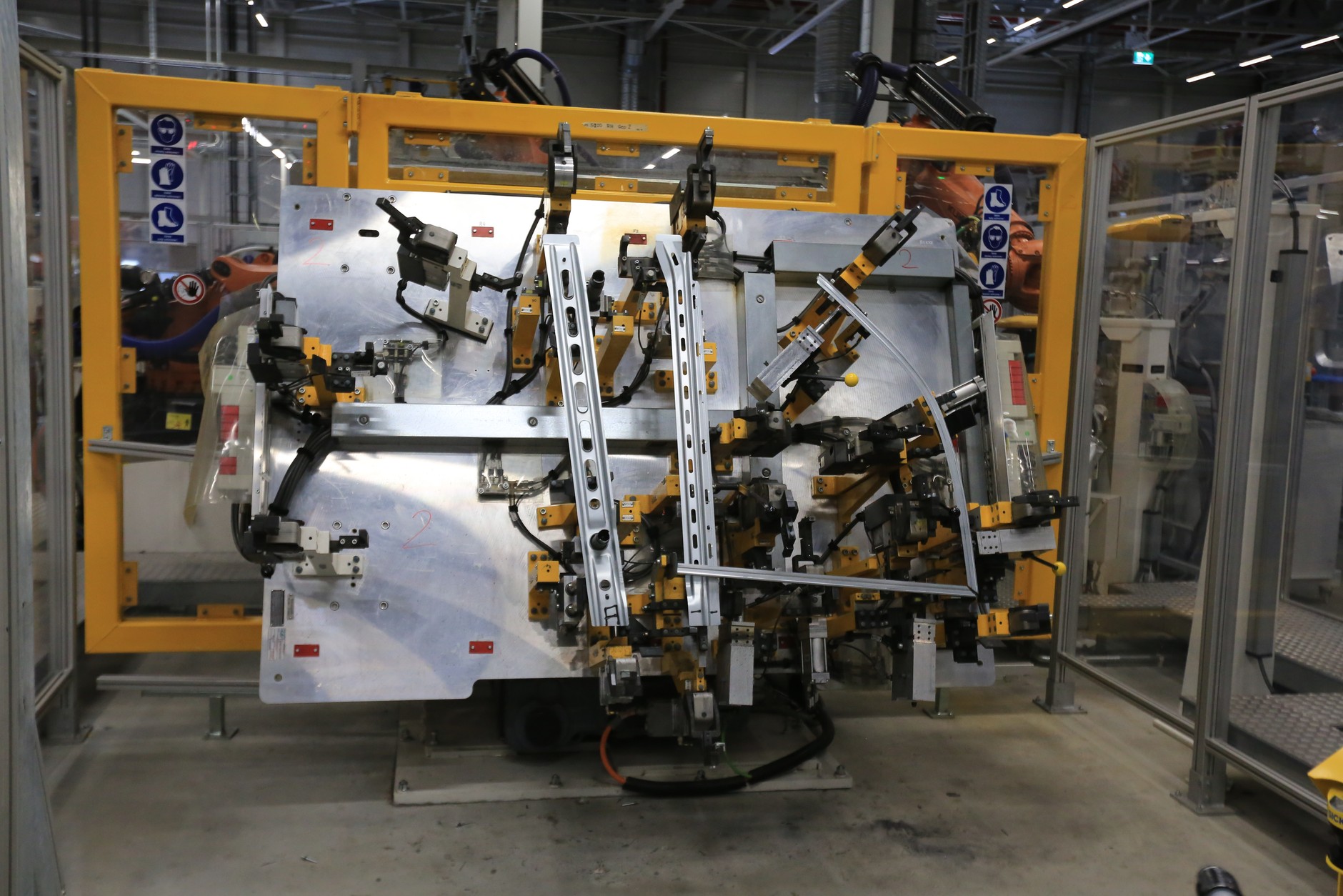 Fabryka Volkswagena we Wrześni: etapy produkcji Craftera na spawalni