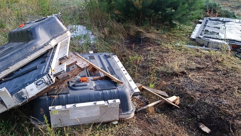 Akumulatory porzucone w lesie