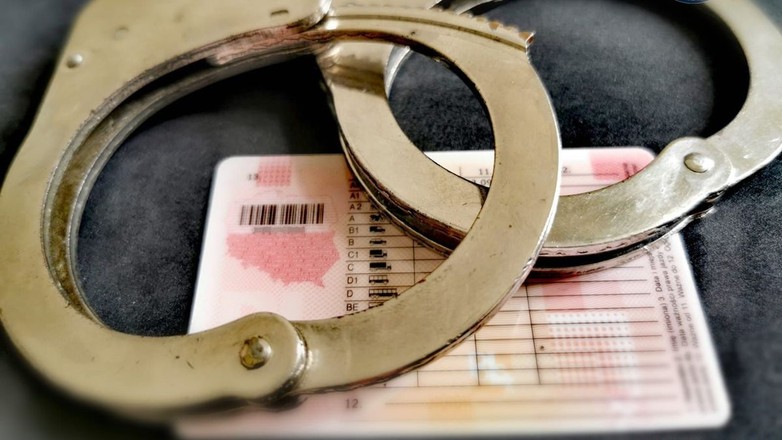 Obraz pochodzący z serwisu https://szczecin.policja.gov.pl/szm/dzialania-policji/aktualnosci/62536,Mial-podrobione-prawo-jazdy-Wpadl-bo-korzystal-z-telefonu-w-czasie-jazdy.html
