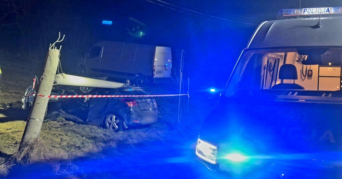 Tragiczny wypadek w Dobrej. Złamany słup przygniótł kierowcę