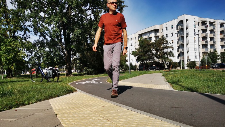 Przejście sugerowane – można przekroczyć drogę, ale lepiej się rozejrzeć