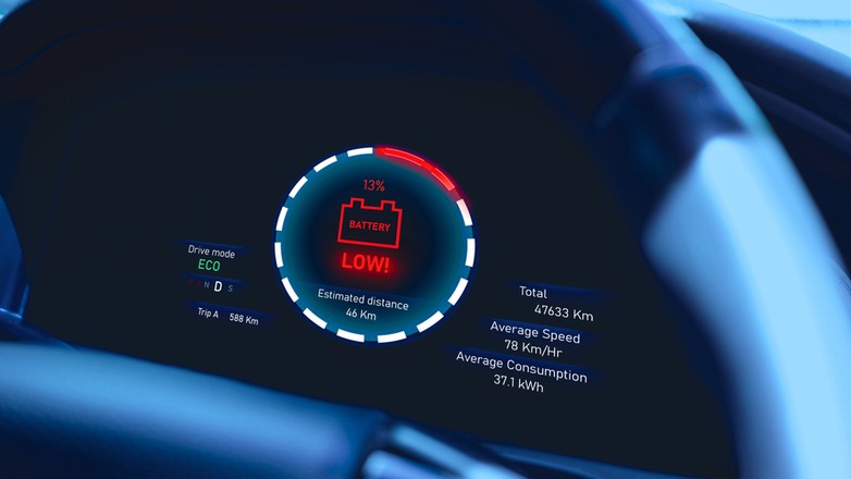 Im niższy poziom naładowania akumulatora samochodu elektrycznego, tym gwałtowniej kierowca jest ostrzegany o zagrożeniu