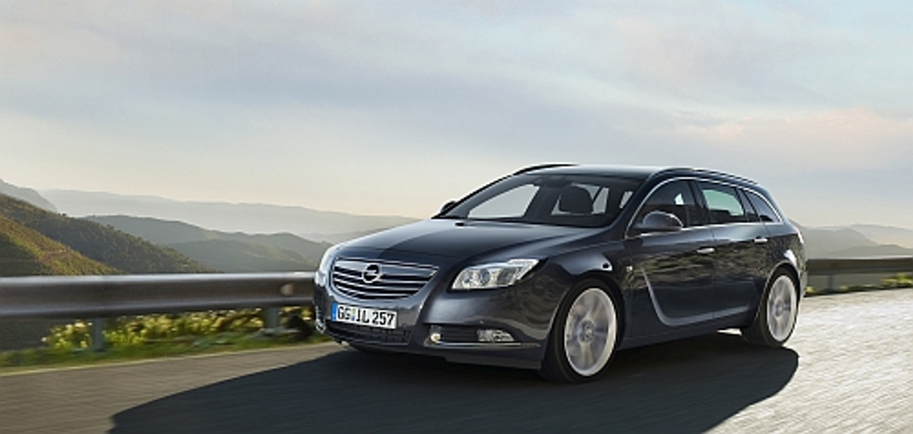 Opel Insignia Sports Tourer, kombi w sportowym garniturze