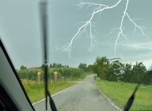 Potężne burze już wdarły się do Polski. Odkręć antenę z samochodu, póki nie jest za późno