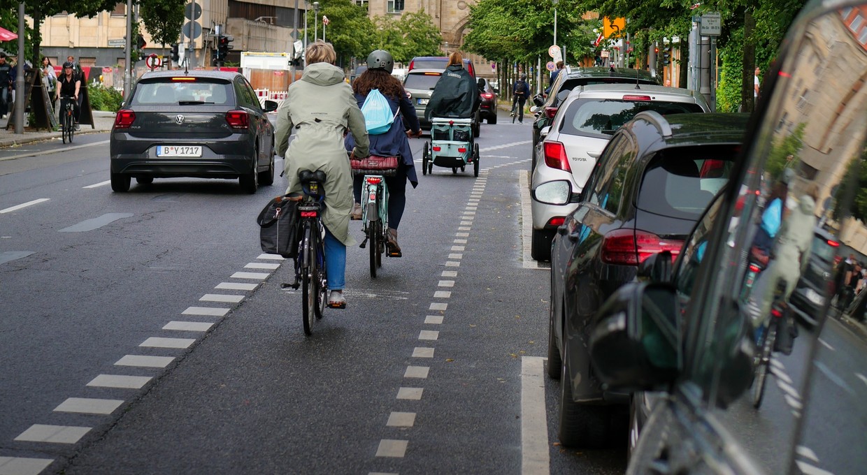 Rowerzysta wjechał w samochód częściowo stojący na drodze dla rowerów. Zaskakujący wyrok sądu