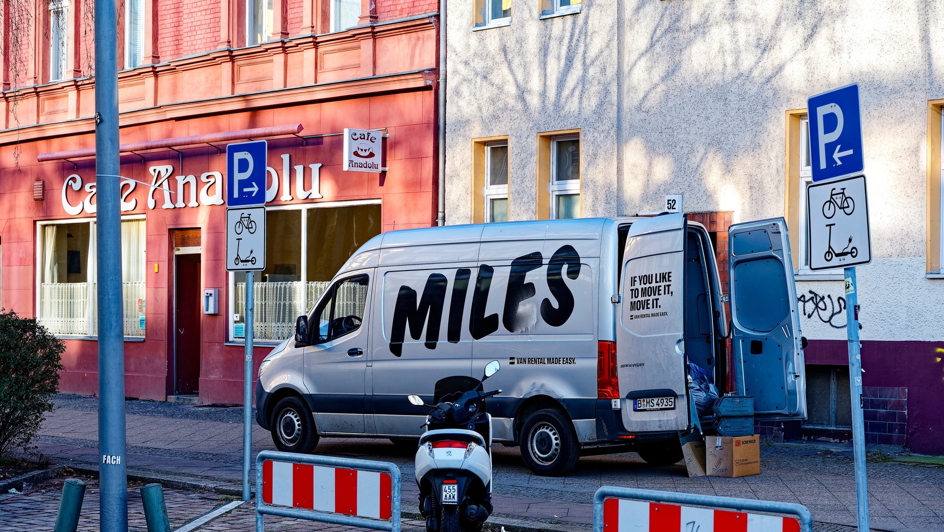 Na tym dostawczaku też ktoś próbował zmienić napis "MILES" na "MILFS". Wyszło średnio.