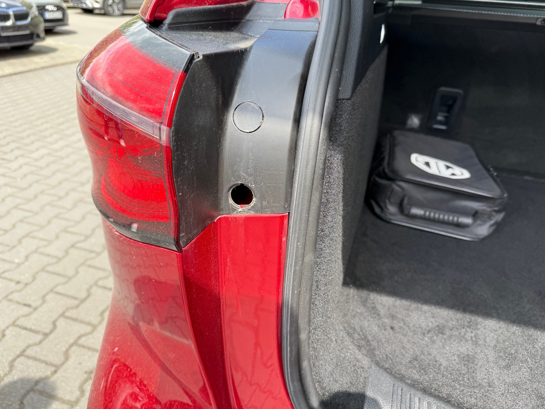 Czerwone używane MG EHS z przebiegiem 71 tys. km za 83 tys. 900 zł